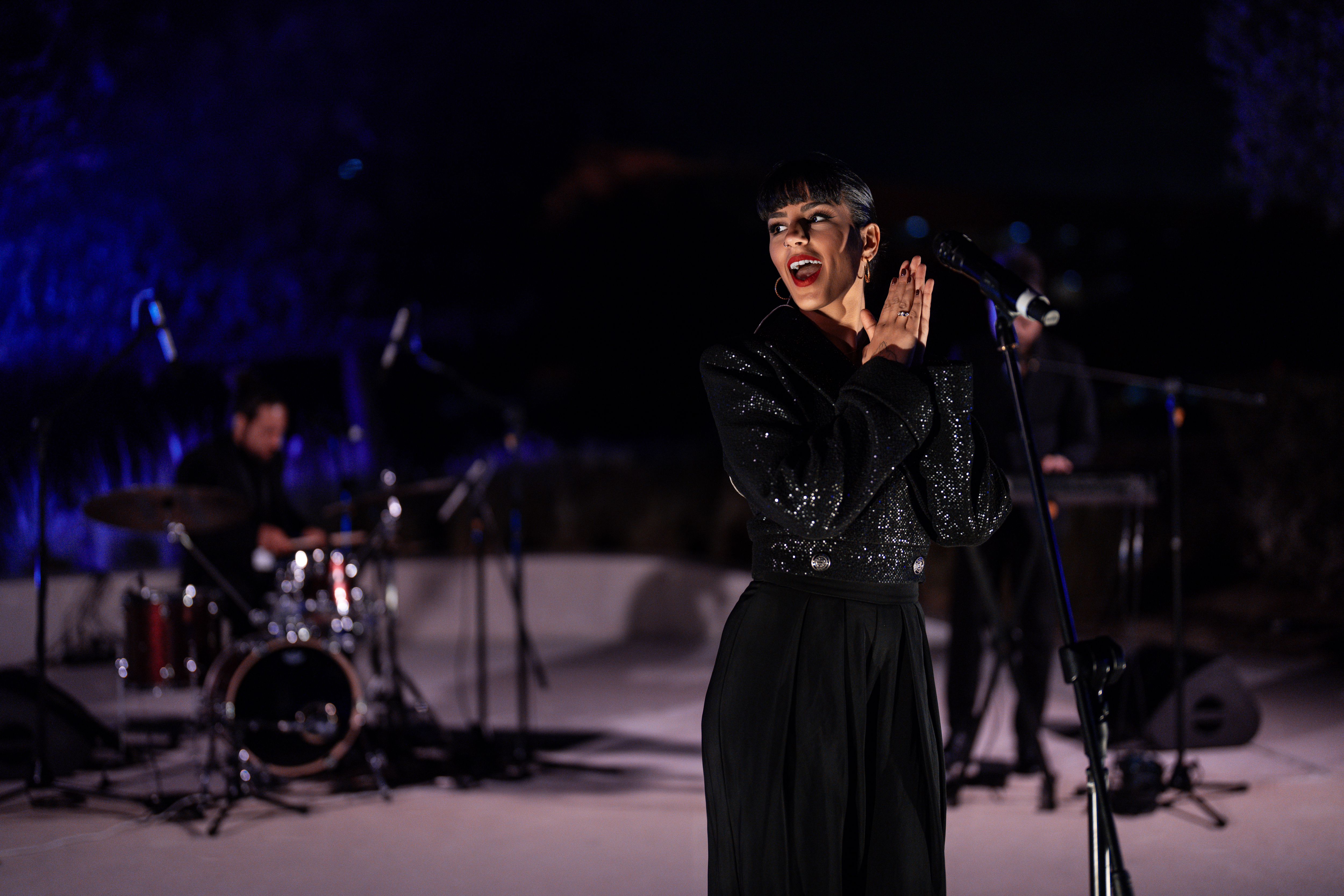 Amanda Maalouf performing with band